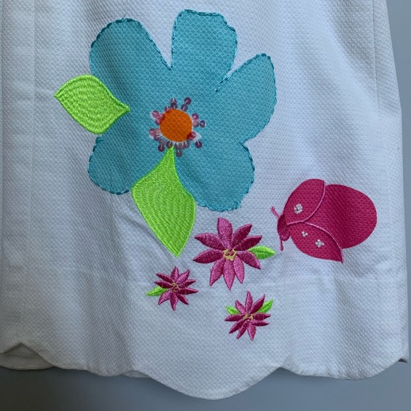 Lily Pulitzer scalloped white sleeveless dress with flower and bug appliqués. - Picture 3 of 5